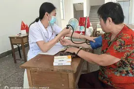 最美乡医：让村民用最少的钱把病治好图片