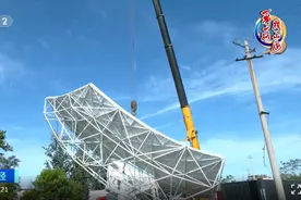 “全球最大”！首台！在我国完成吊装：建成后，它的接收总面积足有140个足球场大图片