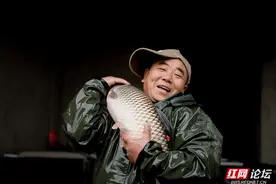 「红」运当头丨丰收啦！这组照片定格了一位鱼塘老板最真挚的笑容图片
