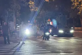 远光灯亮瞎眼！警惕电动自行车小改装大隐患图片