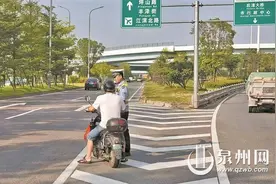 严查电动车闯快速通道 交警将登记违法行为人员并通报所在单位图片