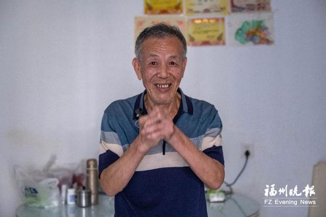 太突然！福州一退休环卫工手机被“打爆”！真相让人泪目……