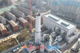进展顺利，济南东新热电厂烟囱破拆过半图片