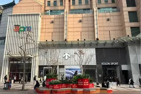 8200元的冲锋衣上线即空，户外运动“女性力量”崛起⋯⋯从小众爱好到千亿市场，“山系穿搭”如何进入城市人的衣柜？ | 户外经济现象篇图片