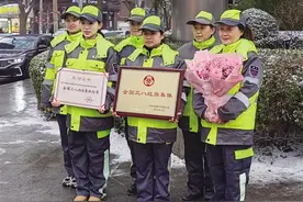 她们是“花” 扮靓城市的路 兰州城关区的这些女环卫工荣获全国三八红旗手（集体）称号图片
