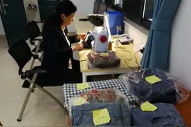武大宿管阿姨连续3年为学生免费缝补衣物：曾学过服装制作，已累计帮学生缝补近千件衣服图片
