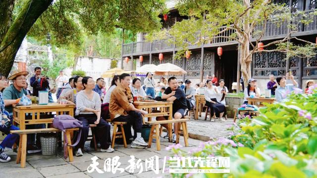 逛古镇 赏地戏 天龙屯堡景区游客如织