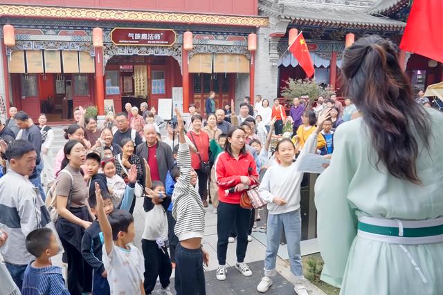双节假期，50万人次游客到溱洧水城感悟千年文脉