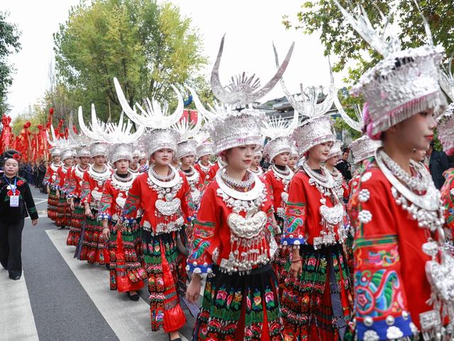 万名游客赴雷山过苗年