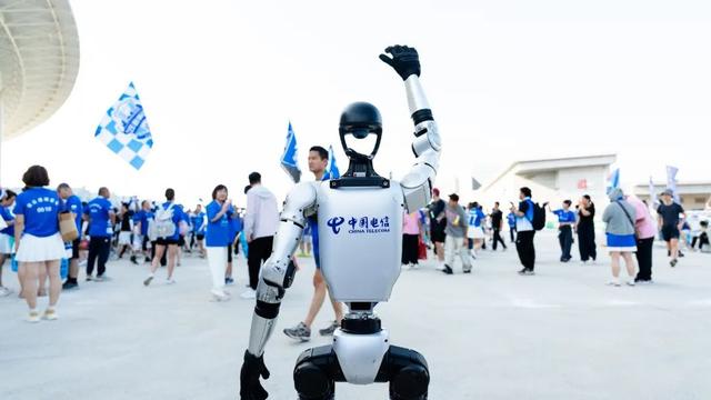 连云港电信5G机器人燃爆“苏超”赛场！电信AI科技闪耀港城绿茵场