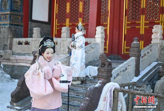 沈阳故宫吸引游客穿古装拍照