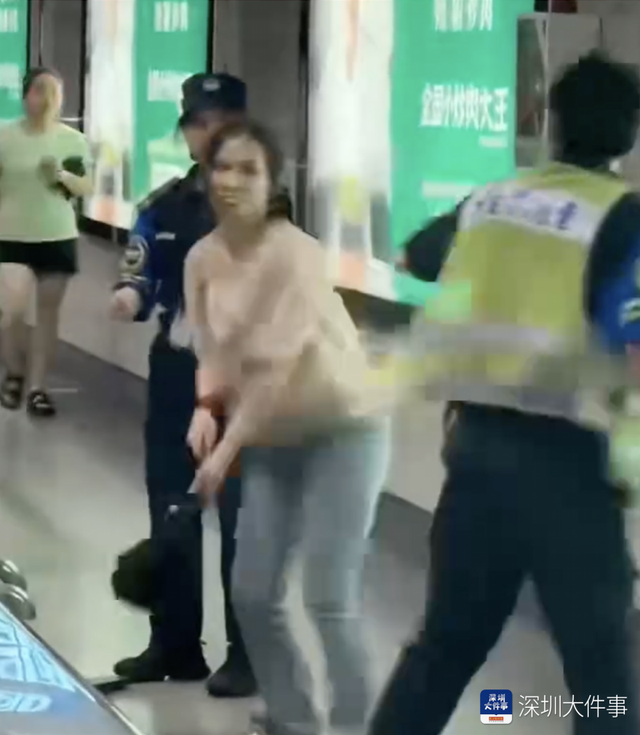 女子在地铁站内打安检员被行拘