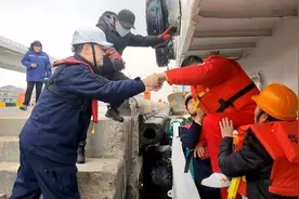 花鸟岛附近海面，有船员突发疾病，一场救援马上开始图片