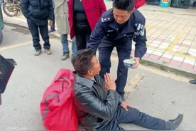 长沙街头暖心一幕：晕倒在路边的他为何哭得像个小孩？图片