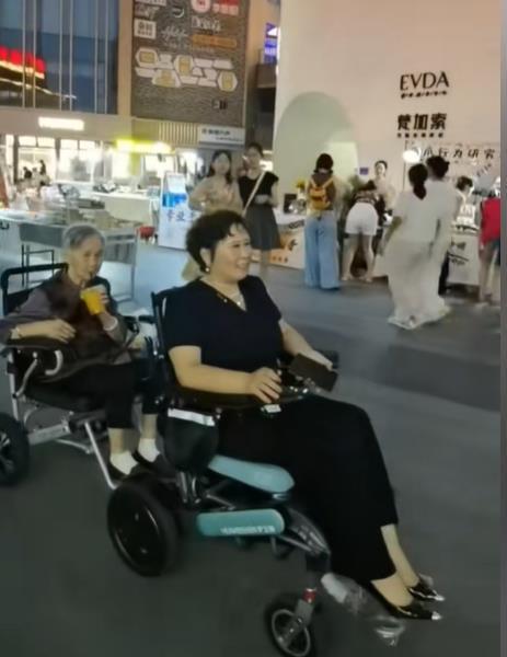 湖北孝感姐妹俩带着85岁母亲自驾游，老人已到南京还要去上海，女儿：去哪全凭母亲决定