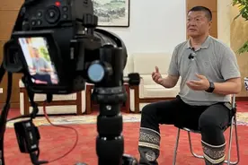 “网红院长”姜铁红舞台上过生日，“会永远在舞台上奔腾”图片