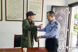 事发长沙！九旬老人执意要民警收下1000元现金图片