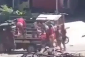 印尼一女子光天化日之下遭十余男子强掳上车，尖叫哭喊却无人相助图片