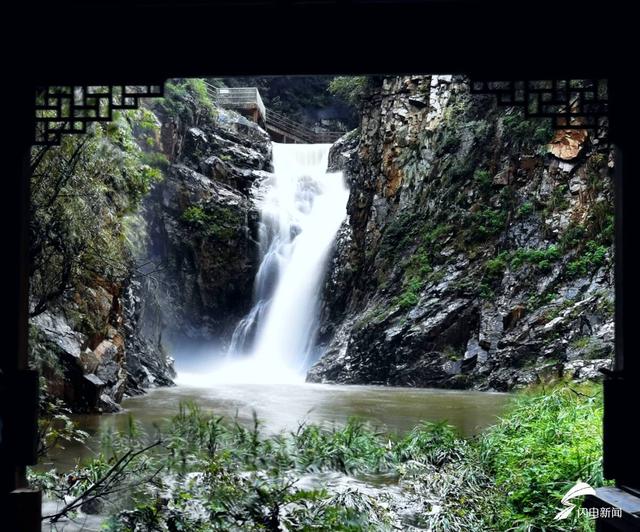 大雨过后日照九仙山再现瀑布奇观 流水如白绸般倾泻