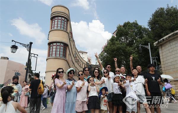 盛夏入伏时节 清凉春城引客来