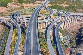 大理宾川至南涧高速公路浑水海枢纽立交至苴力立交段建成通车图片