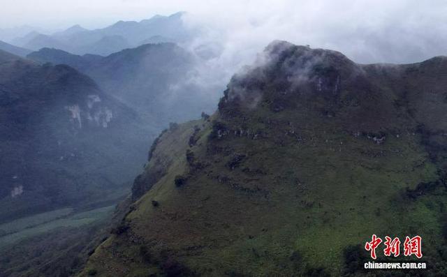 广西来宾九凤山藏天然“福”字 成网红登山打卡地