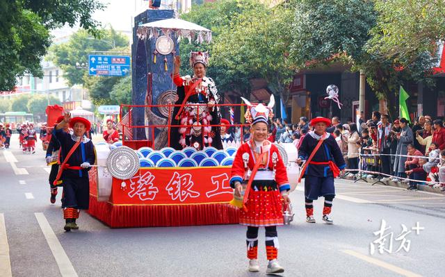 瑶山焕彩 盛会倾城｜连南民族特色巡游引万人空巷