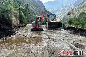 国道317线汶川段因泥石流灾害受损公路已全部抢通图片