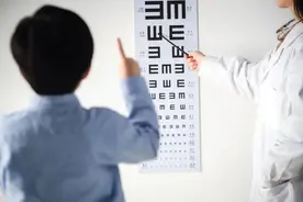 男孩视力骤降至0.3！罪魁祸首不是手机而是它！家家都有→图片