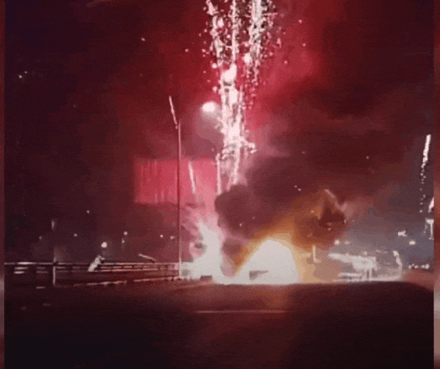 高速惊魂！一烟花货车侧翻，致12辆车火烧连营！