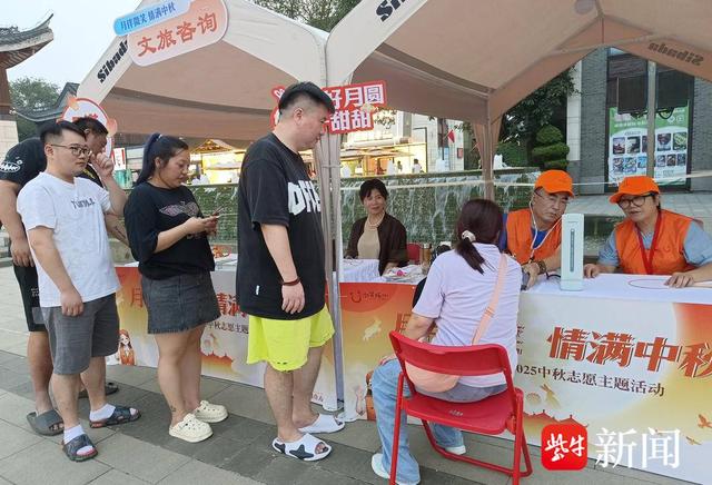 “月亮城”扬州的这场月下活动特别圆满，市民游客感受到了志愿者的微笑与温度