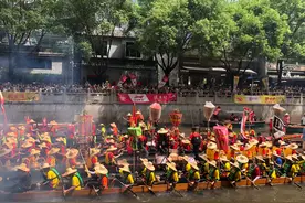 广州传统龙船景：2岁半孩童登船划桨，七旬老翁仍在敲鼓，不希望大家过分调侃“房东梗”图片