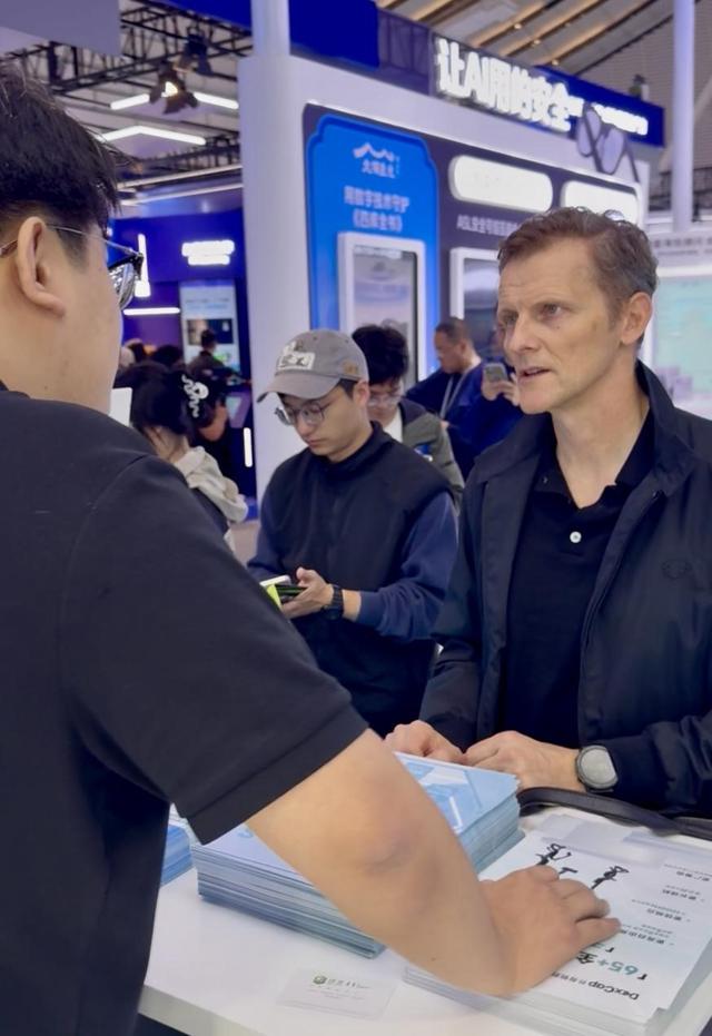 “神奇装备”上新啦！智能机器人让未来生活不再遥远