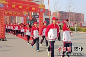 河北定兴：1200名高中学生激情远足图片