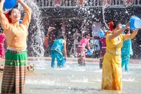 “铓嚓嚓！铓嚓嚓！”云南各地神曲喜迎泼水节，网友：羡慕他们又放假了图片