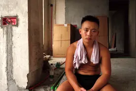 从“网赌少年”到“扛楼战神阿兴”图片