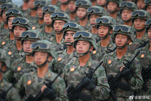 直击现场！受阅部队已列阵长安街，武器装备亮相