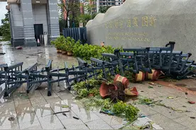 超强台风“摩羯”袭击海南，当地老师：学校大门被吹垮，活了50多年没见过这么大的风图片