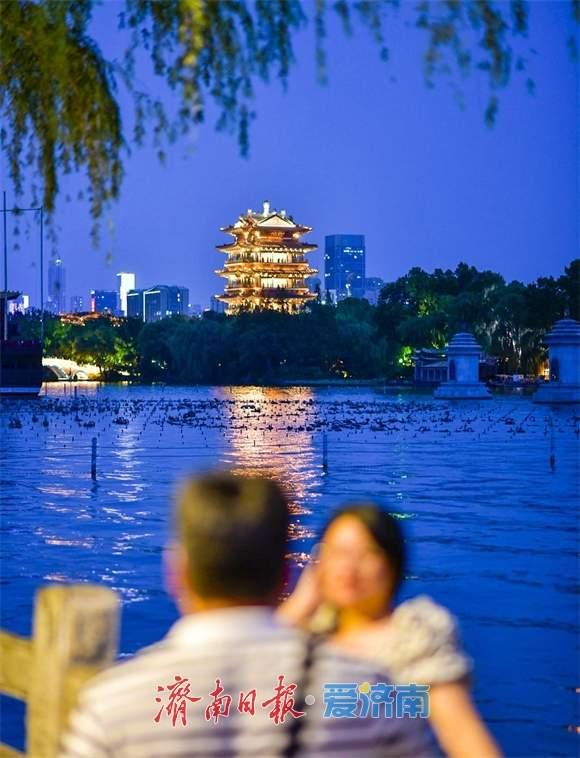 一年四季 泉在济南丨大明湖流光溢彩点亮济南夜晚