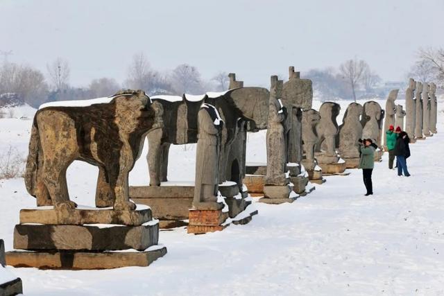 一眼千年！雪落巩义宋陵，限定美景上线→