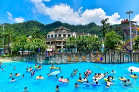 37℃高温即将到达 市民水中享清凉图片