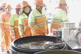 包子铺夫妇救助2岁女童后获奖5000元，做成猪肉包送环卫工人图片