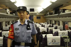 香港西九龙站开出首趟进京动卧，北京铁路民警担当值乘任务图片