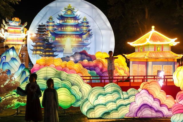 2025“青岛之夏”艺术灯会开幕