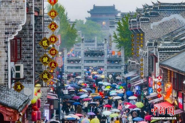 湖北襄阳：雨中古城文旅市场火热