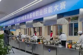 2分钟内收纳50件换季衣物 这些家政能手在合肥大显身手图片