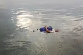 看手机失足落水！男子​不会游泳，在大连星海湾漂浮3小时图片