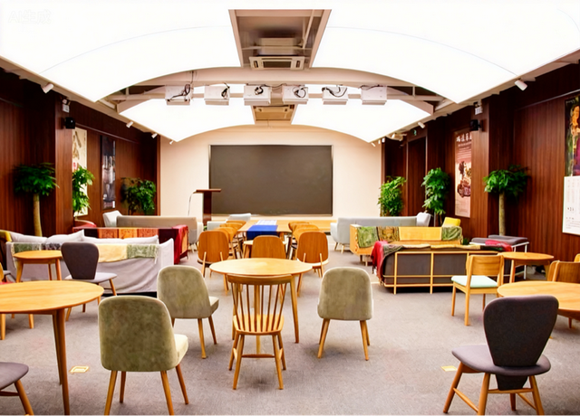 这个市民“日夜校”教学点，餐饮、健身房、空中足球场，全都有！