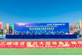 中沙古雷乙烯项目首台大型设备乙烯塔顺利完成吊装图片