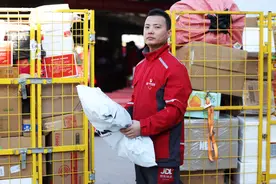 连续八年春节留京服务的快递小哥，收到“大礼包”图片